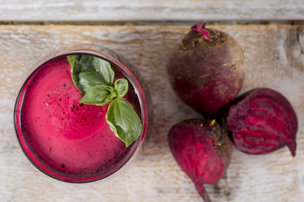 Ahşap zemin üzerine sıkılmış pancar suyu