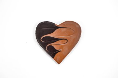 Beyaz arka plan üzerinde izole kalp çikolata 