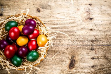 Ahşap arka plan üzerinde Paskalya Paskalya yumurtaları