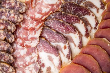 Tahtadaki farklı kesim jambonlar.