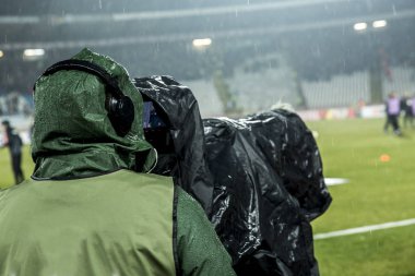 Futbol maçları sırasında stadyumda TV kamera. maç sırasında TV kamera