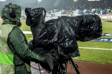 Futbol maçları sırasında stadyumda TV kamera. maç sırasında TV kamera