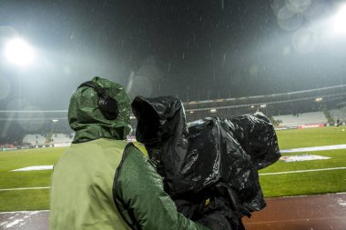 Futbol maçları sırasında stadyumda TV kamera. maç sırasında TV kamera