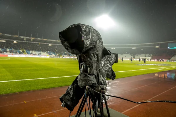 Câmera de TV no estádio durante jogos de futebol. câmara de televisão durante o jogo de futebol — Fotografia de Stock