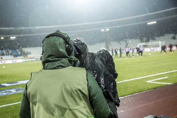 Câmera de TV no estádio durante jogos de futebol. câmara de televisão durante o jogo de futebol — Fotografia de Stock