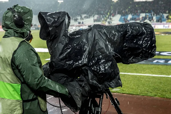 Câmera de TV no estádio durante jogos de futebol. câmara de televisão durante o jogo de futebol — Fotografia de Stock