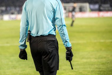 Asistan hakemler bir futbol maçı sırasında kenarda işaret veriyorlar.