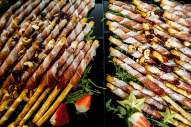 Ekmek grisini prosciutto ile sopa