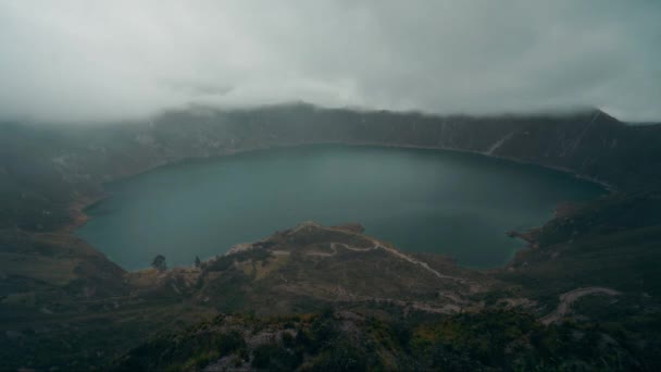 Zoom arrière sur le cratère de Quilotoa en Équateur . — Video