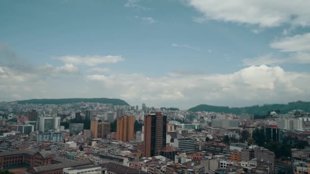Luchtfoto van stadsgezicht van Quito, — Stockvideo
