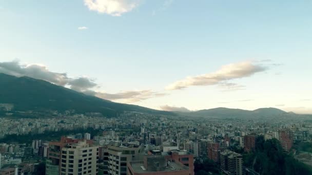 Voli sopra la città di Quito, Ecuador — Video Stock