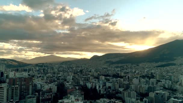 Fliegen über die stadt quito, ecuador — Stockvideo