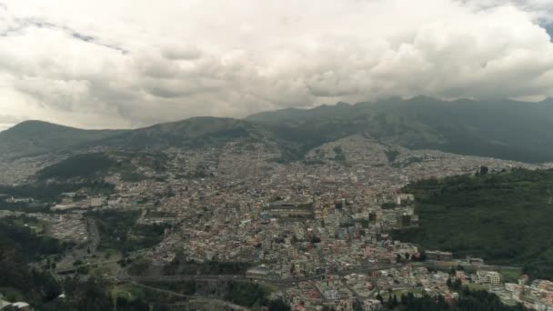 Voli sopra la città di Quito, Ecuador — Video Stock