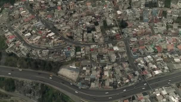 Voli sopra la città di Quito, Ecuador — Video Stock