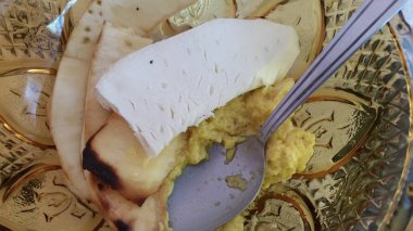 Pate içinde ackee ve ekmek meyveleri