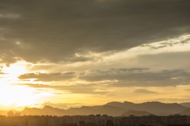 Günbatımı ile bulutlar Sagunto, Valencia, İspanya