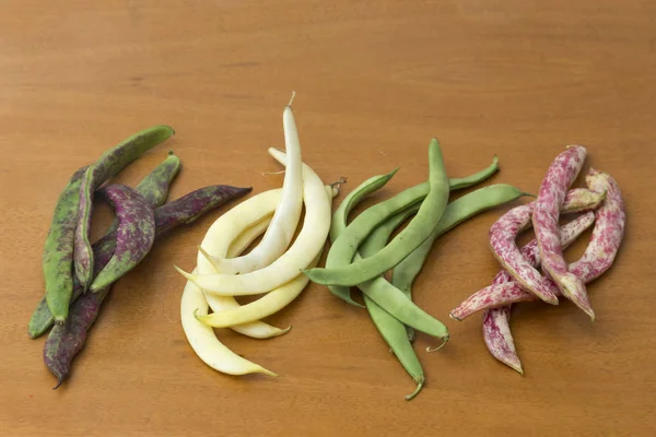 Vista de vainas de frijol de diferentes tipos y colores — Foto de Stock