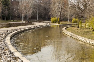 Nehrin kısmi görünümü Henares olarak Guadalaja geçer.