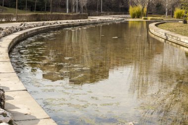 Nehrin kısmi görünümü Henares olarak Guadalaja geçer.