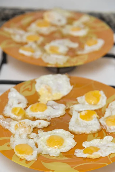 Aperitivo de huevos fritos, huevos de codorniz — Foto de Stock