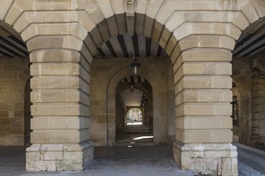 Meydanda kemerli Galeri