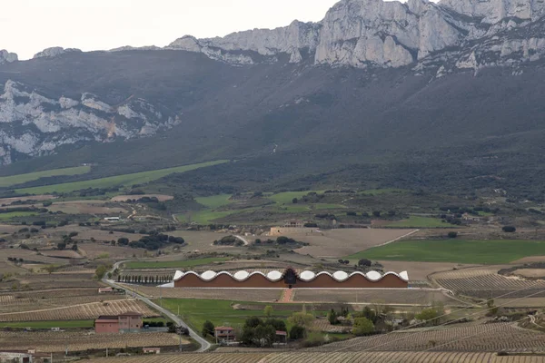 Paisaje con edificio en el valle — Foto de Stock