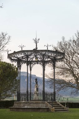 bir bronz büstü içinde tutar bir dağ parkta bir kiosk görünümünü, 