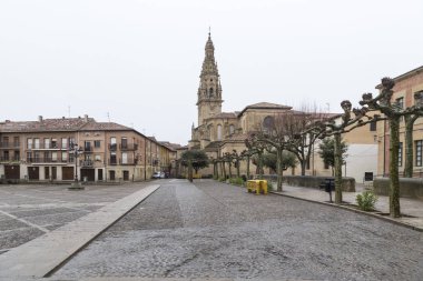 Büyük bir plaza de Santo Domingo de la Calzada, Rioja, Spa görünümünü