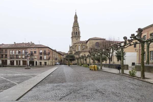 Udsigt over en stor plaza i Santo Domingo de la Calzada, Rioja, Spa - Stock-foto