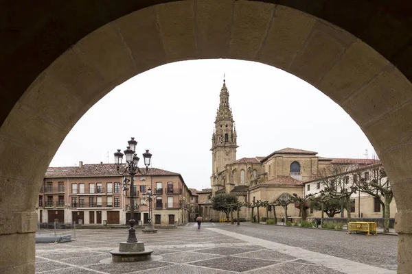 Cathédrale de Santo Domingo de la Calzada à partir d'une arche — Photo