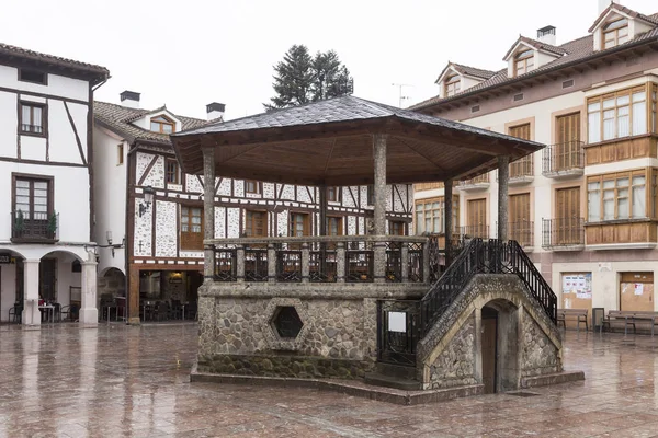 Plaza del kiosco in Ezcaray, Rioja. Spain — Stock Photo, Image