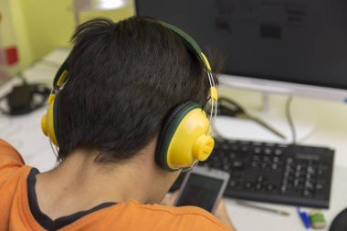 teknoloji yapan genç