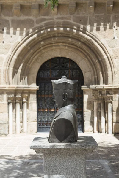 Bust of religious and church door, in Merida, Spain — Stock Photo, Image