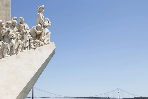 25 de Abril Bridge in Lisbon and monument to the discoverers. Po — Stock Photo, Image