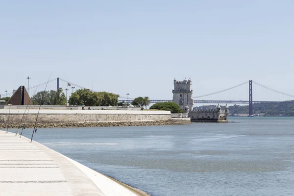 Widok na ujście rzeki Tajo w Lizbonie, Torre de Belen, Puente de 25 — Zdjęcie stockowe