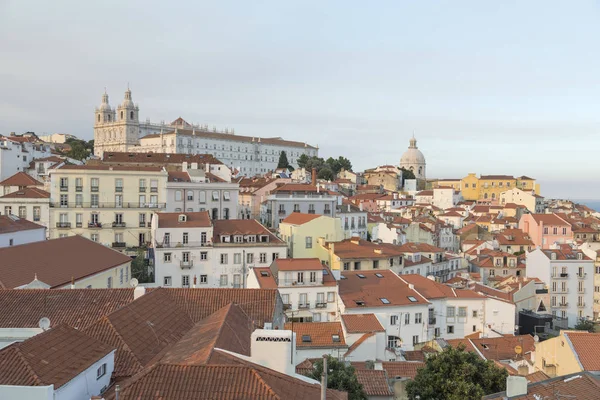 Widok ogólny w górnej części dzielnicy Lizbona, Portugalia, Europy — Zdjęcie stockowe