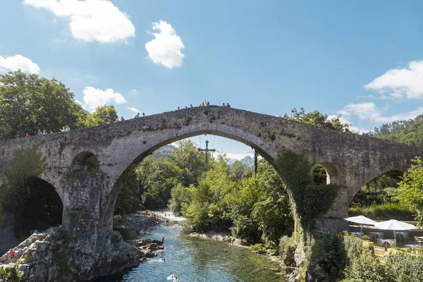 Ponte romana em Cangas de Onis, Astúrias, Espanha — Fotografia de Stock