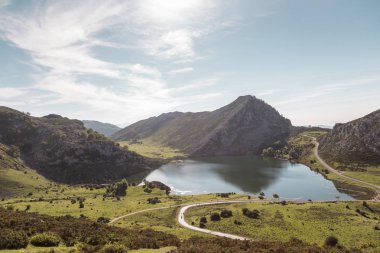 Covadonga göller doğal park Lake Enol görünümünü 