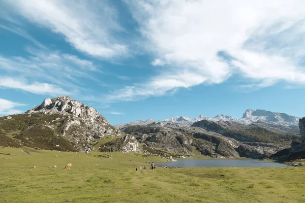 Озеро Ла Эрсина в горах Ковадонга в Астурии, Испания — стоковое фото