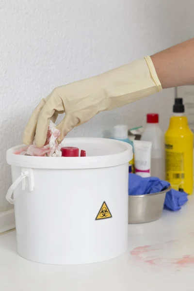 Χέρι Γάντι Καθαρισμού Ένα Ροζ Υγρό Στη Γωνία Της Εικόνας — Φωτογραφία Αρχείου
