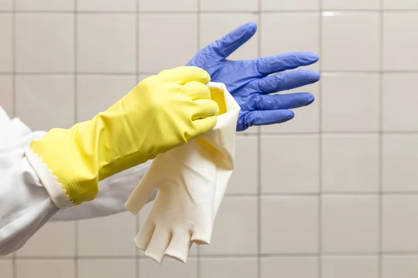 Usuwanie Rękawice Odpowiedni Sposób Żółty Rękawica Nad Niebieskie Rękawice Bezpieczeństwa — Zdjęcie stockowe