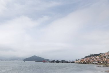 Pontevedra nehrinin manzarası ve Combarro, Galiçya 'nın bir kısmı,