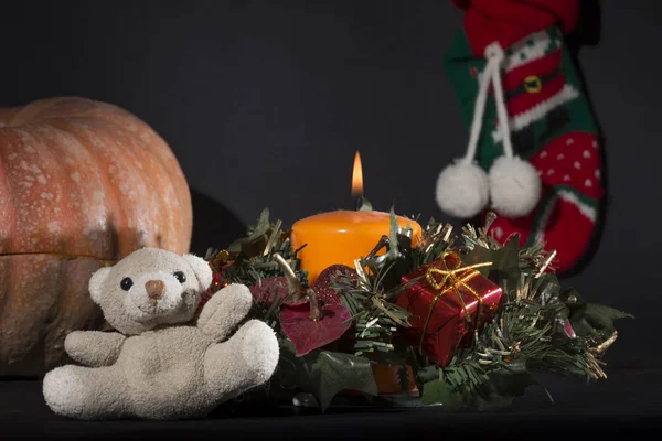 Centro de mesa de Navidad con una vela encendida —  Fotos de Stock