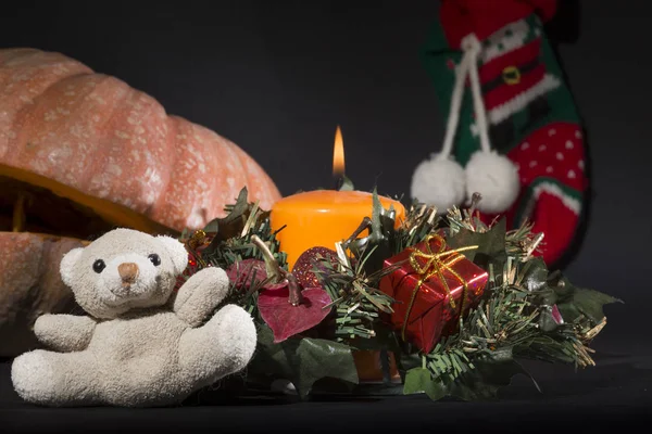 Centro de mesa de Navidad con una vela encendida —  Fotos de Stock