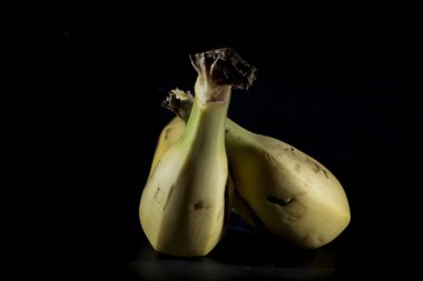 Siyah zemin üzerinde iki muz