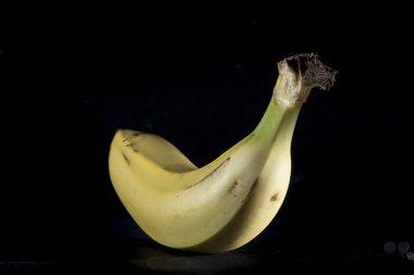 Siyah arkaplanda muz