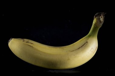 Siyah arkaplanda muz