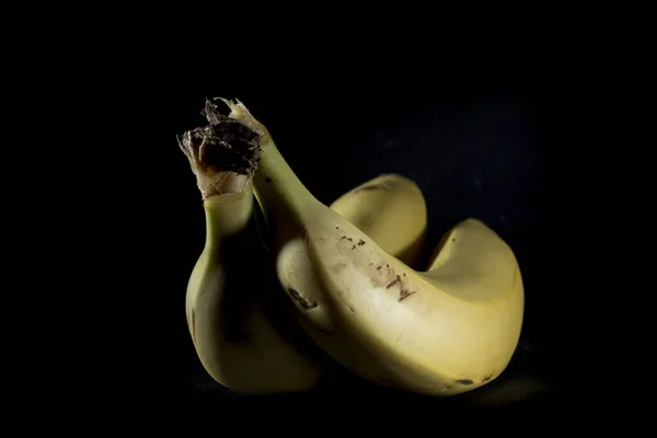 Dwa banany na czarnym tle — Zdjęcie stockowe