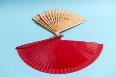 Mavi arkaplandaki hayranlar