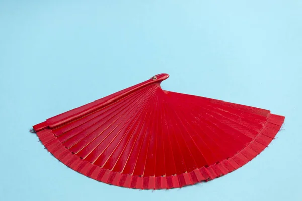 Красный вентилятор на синем фоне — стоковое фото